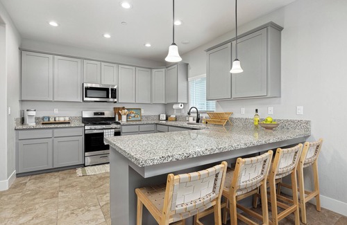 Visalia Casa | New! 5BR Vacation Home Near Sequoias, Hot Tub, BBQ, EV