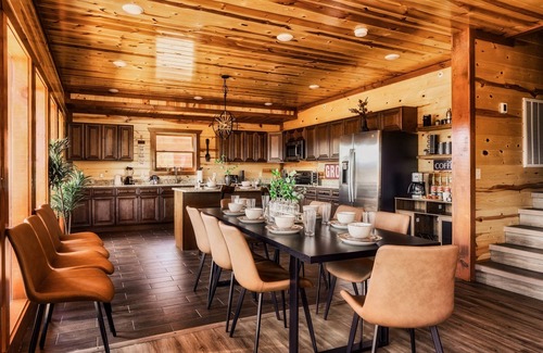 Caton Cabina | New~6 Bed Lux Cabin:Heated Private POOL| Views|Games| Firepit|Dog-friendly!