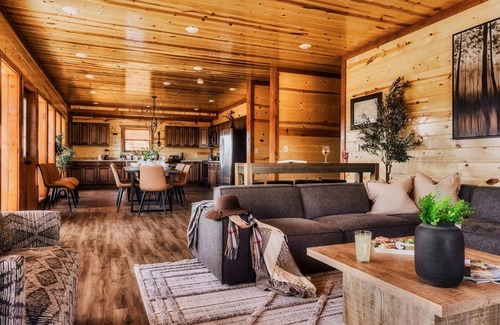 Caton Cabina | New~6 Bed Lux Cabin:Heated Private POOL| Views|Games| Firepit|Dog-friendly!