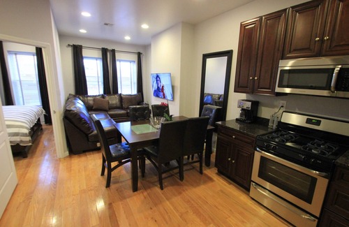 Bedford-Stuyvesant Casa | ** NUEVA ** DORMITORIO DUPLEX DE 6 DORMITORIOS 2 BLOQUES DEL TREN Y 15 MIN DEL TREN EN MOCHILA EN MANHATTAN