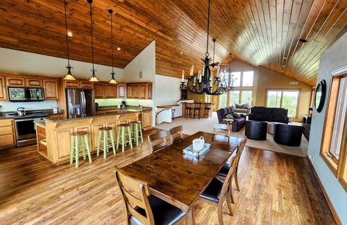Redmond Casa | New 6 Bedroom Listing! Family fun in Eagle Crest. Hot tub, views, privacy