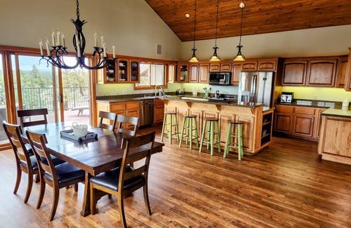 Redmond Casa | New 6 Bedroom Listing! Family fun in Eagle Crest. Hot tub, views, privacy