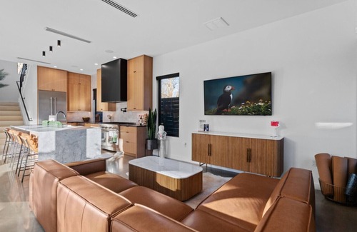 Zilker Casa | New! 6 BR, 4.5B, Pool, Hot Tub, Cold Plunges, Outdoor Sauna, Bar, 9 TVs, Arcade