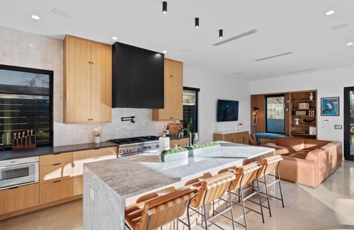 Zilker Casa | New! 6 BR, 4.5B, Pool, Hot Tub, Cold Plunges, Outdoor Sauna, Bar, 9 TVs, Arcade