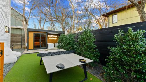 Zilker Casa | New 6 BR, 4.5B, Pool, Hot Tub, Cold Plunges, Outdoor Sauna, Bar, 9 TVs