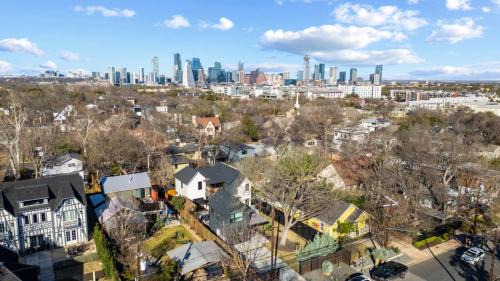 Zilker Casa | New 6 BR, 4.5B, Pool, Hot Tub, Cold Plunges, Outdoor Sauna, Bar, 9 TVs