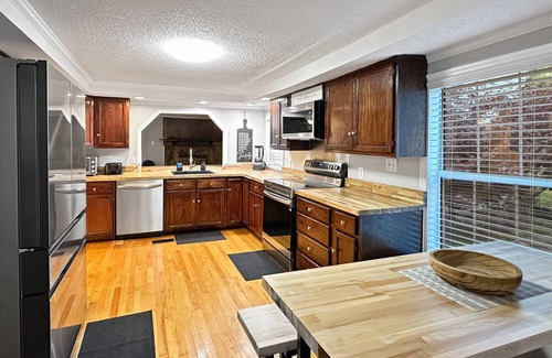 Trenton Casa | New 6BR -10 acres |Game room & Bunk room| Hot Tub