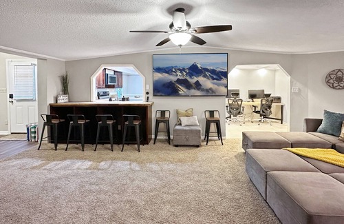 Trenton Casa | New 6BR -10 acres |Game room & Bunk room| Hot Tub