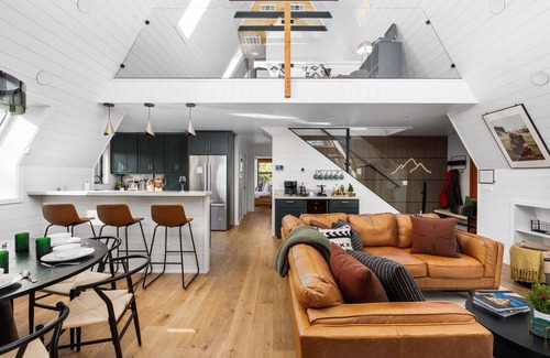 Mariposa Cabina | New! A-Frame with HotTub, Stargazing, EV Charging, Outdoor Games, King Bed