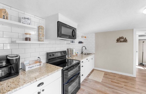 Wears Valley Casa | New! Adorable 1BR w/MTN Views! Hot Tub*Location!