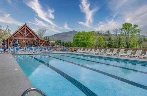 Wears Valley Casa | New! Adorable 1BR w/MTN Views! Hot Tub*Location!
