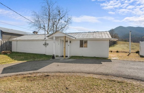 Wears Valley Casa | New! Adorable 1BR w/MTN Views! Hot Tub*Location!