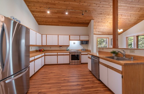 Alpine Meadows Casa | ~New~Alpine Meadows Base Camp, Walk to Hiking Trails, Ski Shuttle Avail.