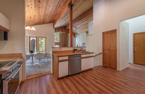 Alpine Meadows Casa | ~New~Alpine Meadows Base Camp, Walk to Hiking Trails, Ski Shuttle Avail.
