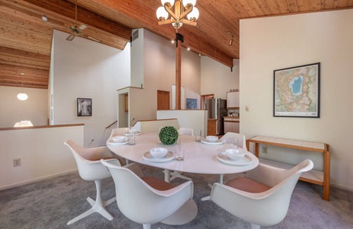 Alpine Meadows Casa | ~New~Alpine Meadows Base Camp, Walk to Hiking Trails, Ski Shuttle Avail.