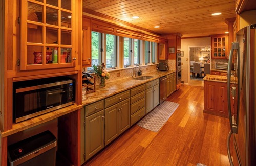 Boone Casa | NEW!! Amazing Views & 2 porches. 2 Dens. Fire Pit. Hot Tub. Game Room. Smart TVs