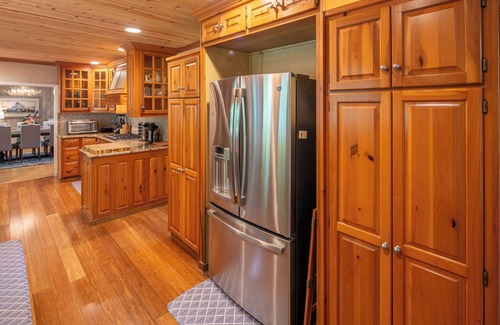 Boone Casa | NEW!! Amazing Views & 2 porches. 2 Dens. Fire Pit. Hot Tub. Game Room. Smart TVs