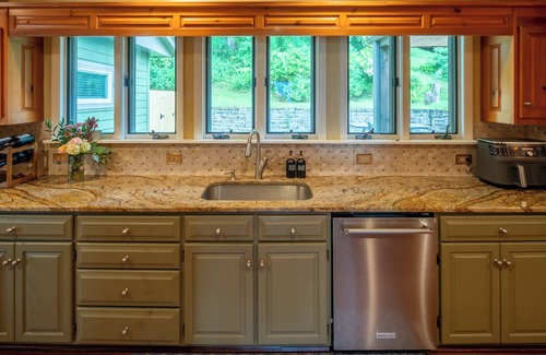 Boone Casa | NEW!! Amazing Views & 2 porches. 2 Dens. Fire Pit. Hot Tub. Game Room. Smart TVs
