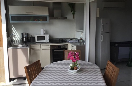 Deshaies Casa | Apartamento nuevo y lujoso con vistas al mar
