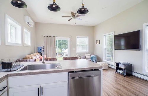 Mayville Cabaña | New and Modern Cottage with Lake Views