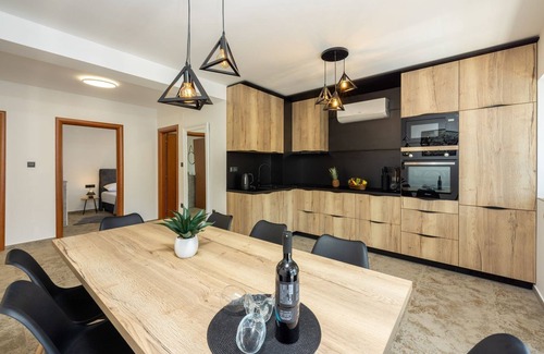 Tribalj Casa | Villa nueva y moderna con piscina privada, futbolín, barbacoa, solarium