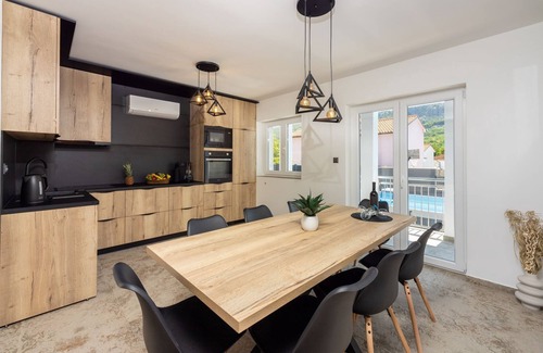 Tribalj Casa | Villa nueva y moderna con piscina privada, futbolín, barbacoa, solarium