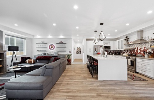 University District Casa | New and sophisticated home in the University District with spectacular views of the "M".