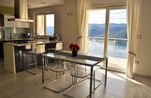 Rabac Apartamento | Nuevo Apartamento (128m2), amplia terraza, vista mar, A/C, Free Wifi & parking