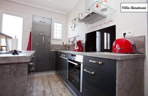 Biarritz Villa | Nueva casa de estilo Vasco, 6 personas, 3 dormitorios, amplio jardín
