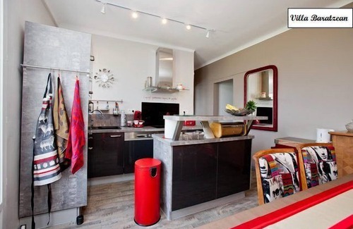Biarritz Villa | Nueva casa de estilo Vasco, 6 personas, 3 dormitorios, amplio jardín