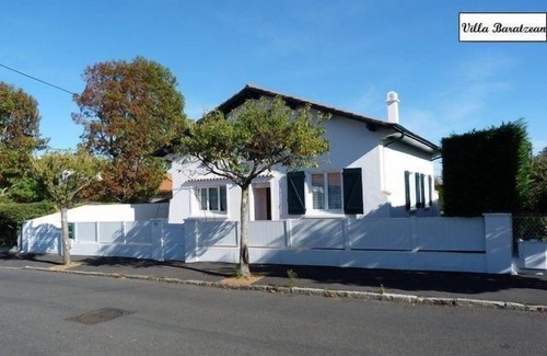 Biarritz Villa | Nueva casa de estilo Vasco, 6 personas, 3 dormitorios, amplio jardín