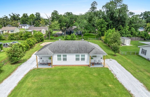 Lake Charles Casa | New! “Bayou Bungalow: Work or Wander”