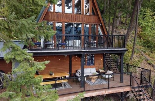 Celista Cabina | New** Bayside Estate: A quaint and cozy A-frame cabin nestled among the trees.