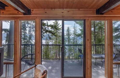 Celista Cabina | New** Bayside Estate: A quaint and cozy A-frame cabin nestled among the trees.
