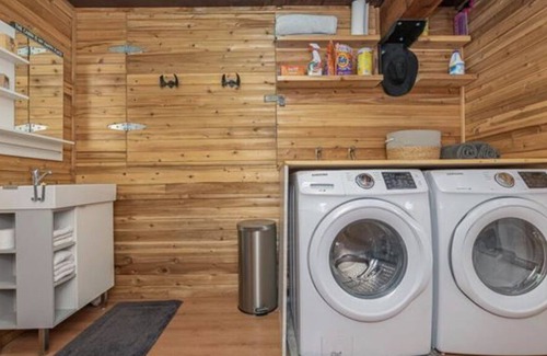 Celista Cabina | New** Bayside Estate: A quaint and cozy A-frame cabin nestled among the trees.