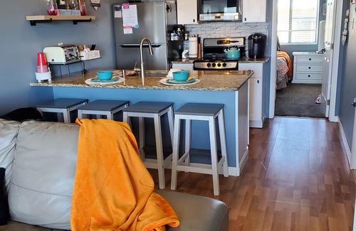 Cape May - Wildwood Condominio | ¡NUEVO! Beach Chic-Pool-triple bunks-Slps 7-sillas de playa y carrito-elev-off BW @ 19th!