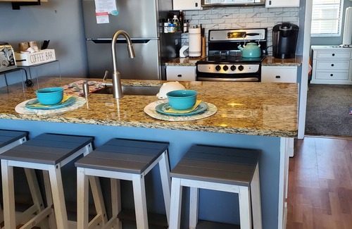Cape May - Wildwood Condominio | ¡NUEVO! Beach Chic-Pool-triple bunks-Slps 7-sillas de playa y carrito-elev-off BW @ 19th!