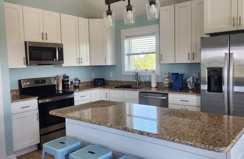 Waves Casa | New Beach Cottage/Water View/ Beach Gear/walk to beach!