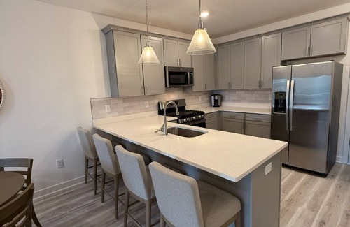 Rehoboth Beach Condominio | New Beach Top Floor Condo in Lewes, De - 2 bed 2 bath Gated community with pool