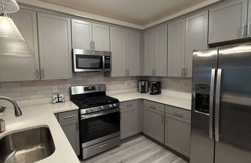 Rehoboth Beach Condominio | New Beach Top Floor Condo in Lewes, De - 2 bed 2 bath Gated community with pool
