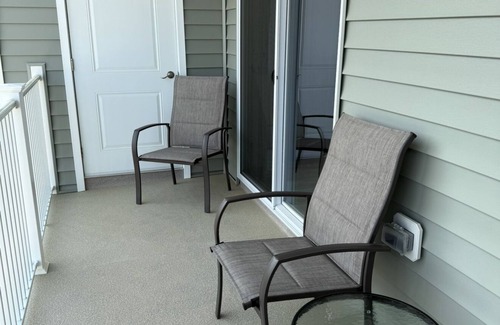 Rehoboth Beach Condominio | New Beach Top Floor Condo in Lewes, De - 2 bed 2 bath Gated community with pool