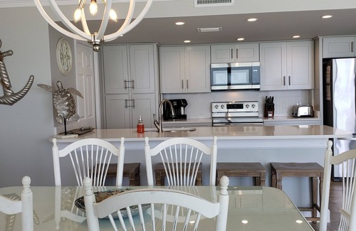 West Panama City Beach Condominio | Frente a la playa actualizado * 60 'VIDRIO y vistas en 2 Master Suites * ¡Sillas de playa GRATIS!