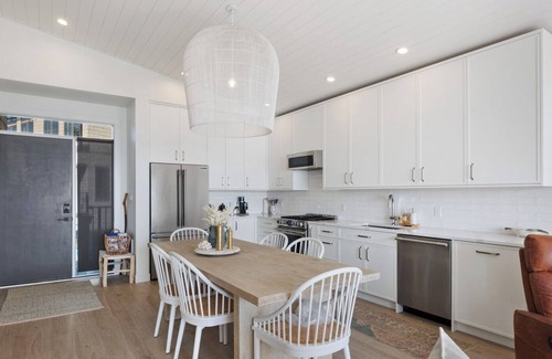 Black Creek Condominio | NEW Beachfront Luxury Suite on Saratoga Beach