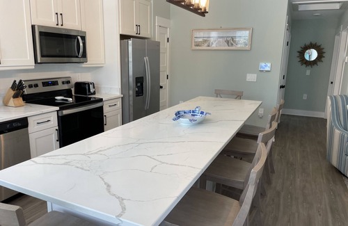 Corolla Village Condominio | New Beachside Villa: Steps to Sand, Dog-Friendly, 2BR Gem!