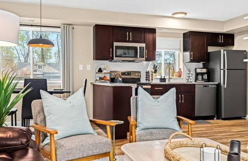 Roseville Apartamento | New! Beautiful 1BR in Sharon Lane