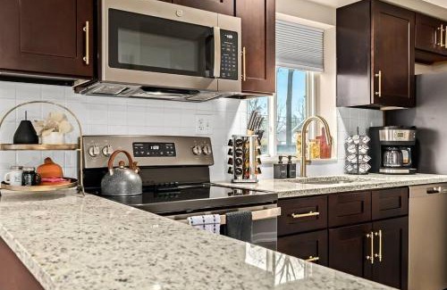 Roseville Apartamento | New! Beautiful 1BR in Sharon Lane