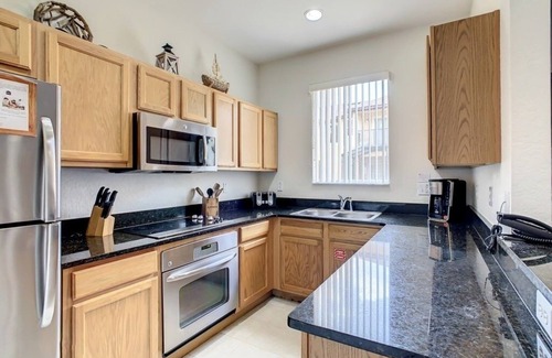 Kissimmee Casa | NEW! Beautiful 4BR Townhome in Regal Oaks w/Hot Tub & Pool Near Disney