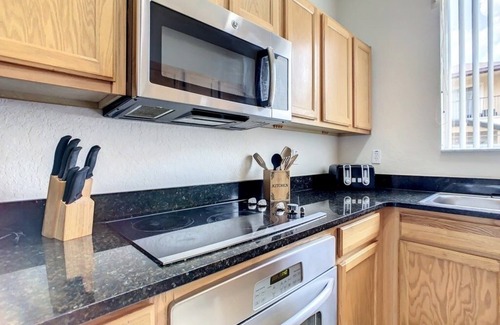 Kissimmee Casa | NEW! Beautiful 4BR Townhome in Regal Oaks w/Hot Tub & Pool Near Disney