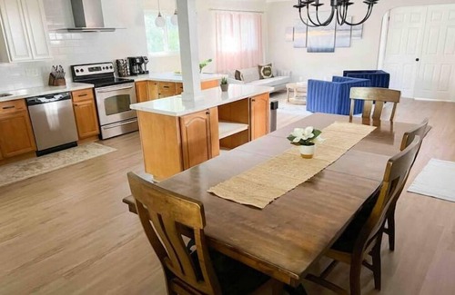 Roseville Casa | NEW BEAUTIFUL Classic Modern Brick House + Hot tub