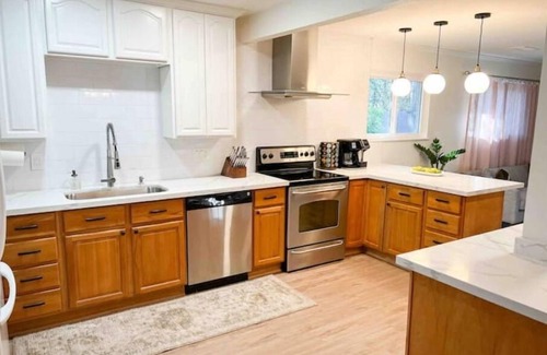 Roseville Casa | NEW BEAUTIFUL Classic Modern Brick House + Hot tub